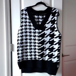 V neck sleeveless black /white vest medium